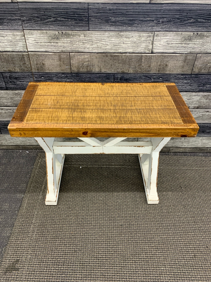 FARMHOUSE STYLE WHITE WOODEN BENCH.