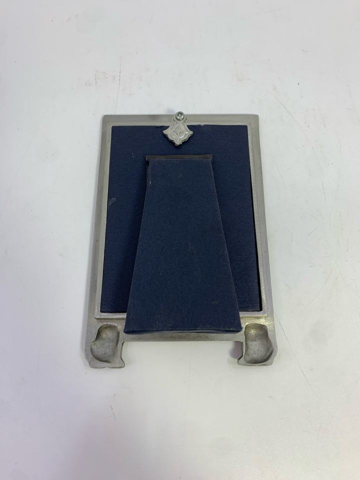 SILVER METAL DOG FRAME.