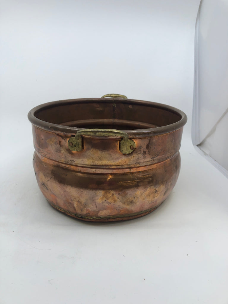 OVAL COPPER PLANTER W/ HAMMERED DETAILED BOTTOM.