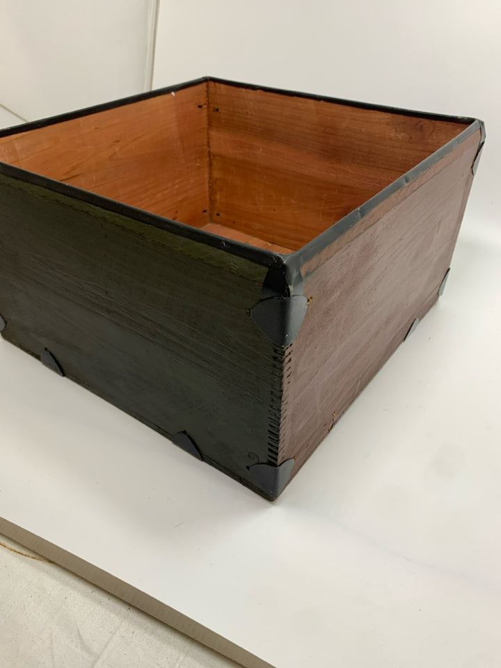 PRIMITIVE GOURDS WOODEN DECORATIVE BOX.
