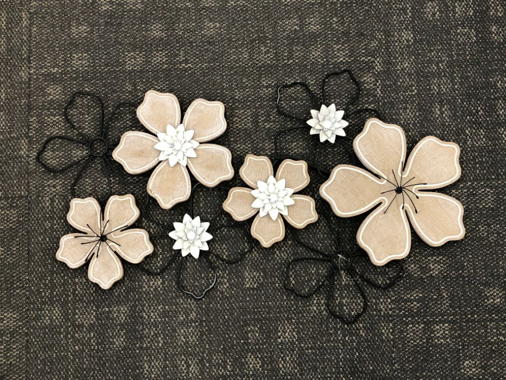 METAL/WOOD FLOWER WALL-ART.
