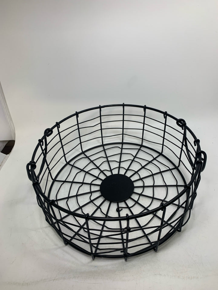 METAL CIRCLE BASKET W/ HANDLES.
