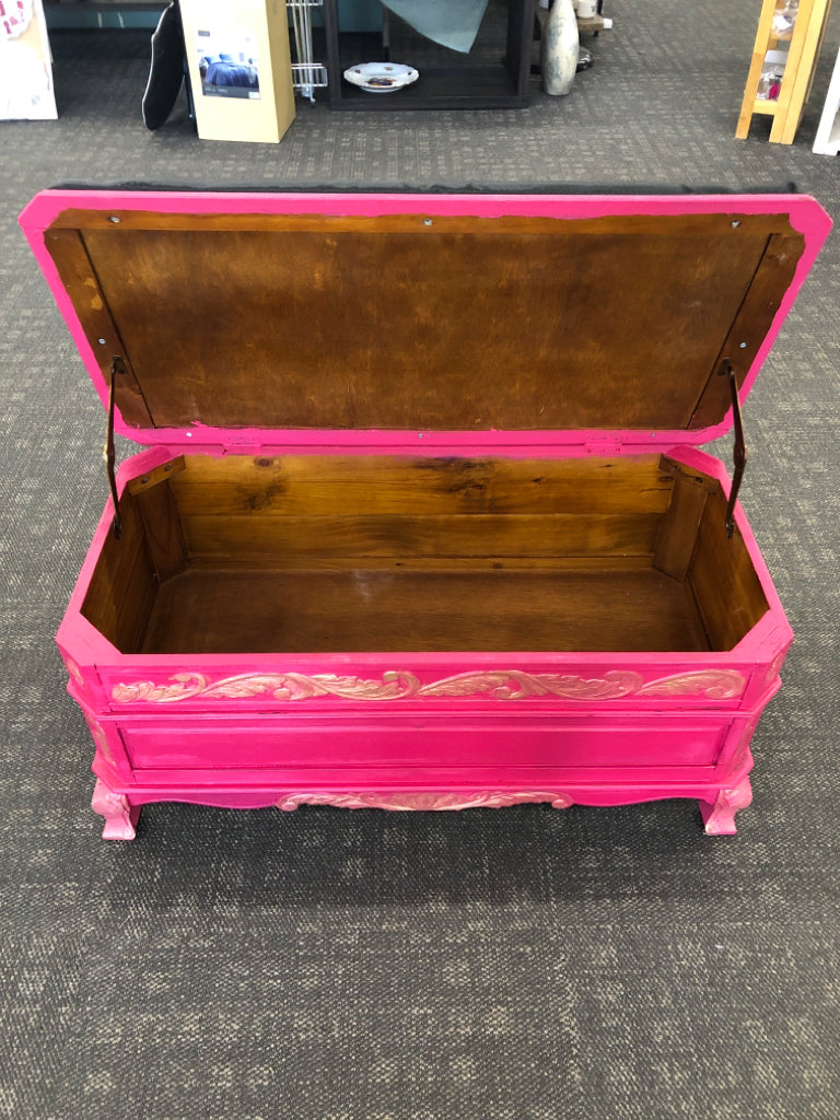 PINK & GOLD STORAGE BENCH W/BLACK FABRIC SEAT.