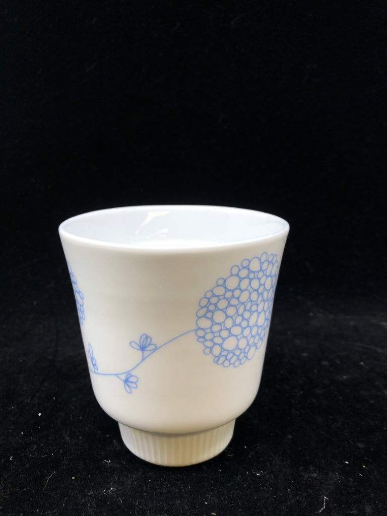 BLUE AND WHITE FLORAL PLANTER.