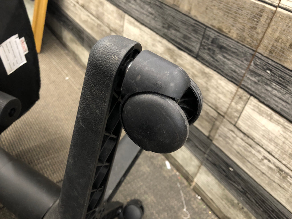 BLACK SWIVEL OFFICE CHAIR.