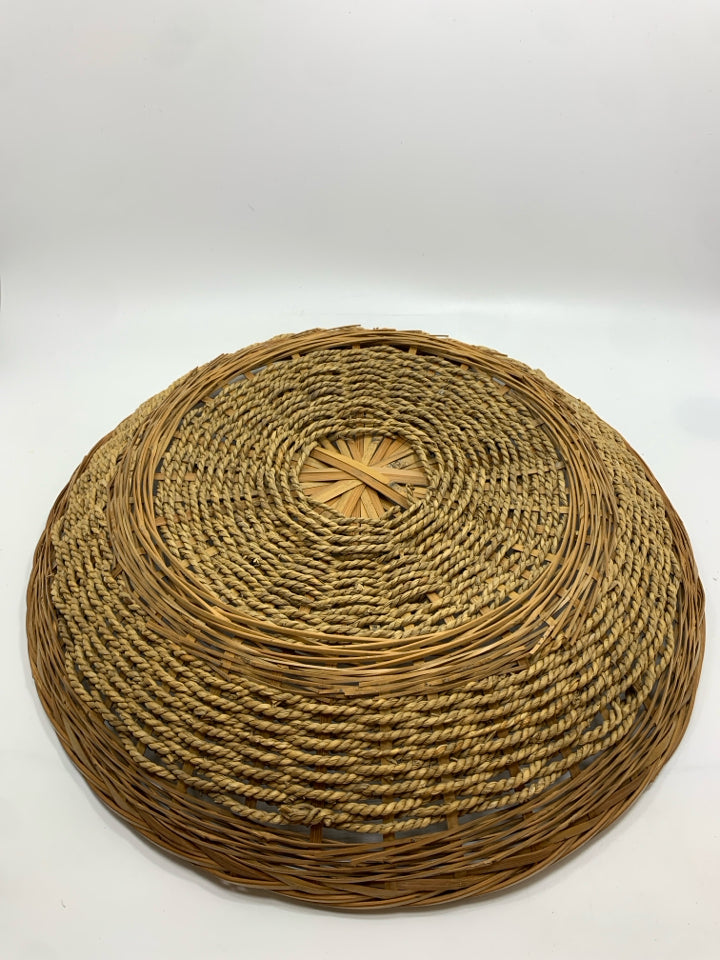 ROUND WOVEN AND TWINE BASKET TRAY.