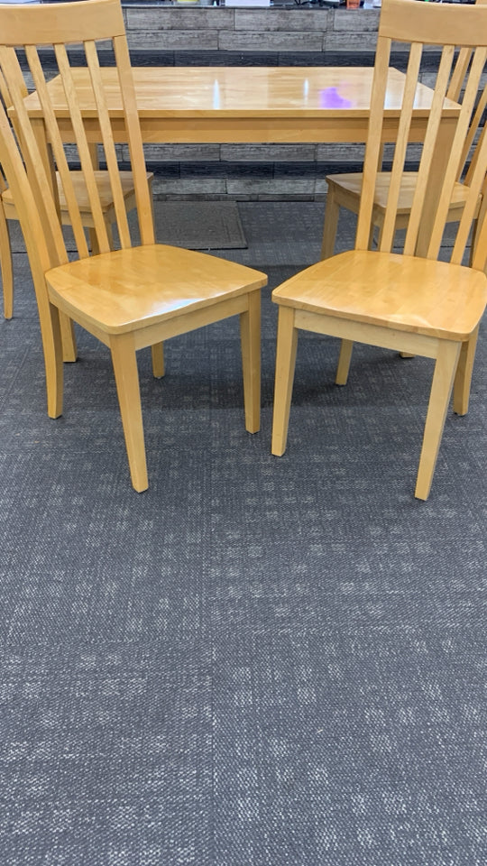 SOLID OAK KITCHEN TABLE W/4 CHAIRS.