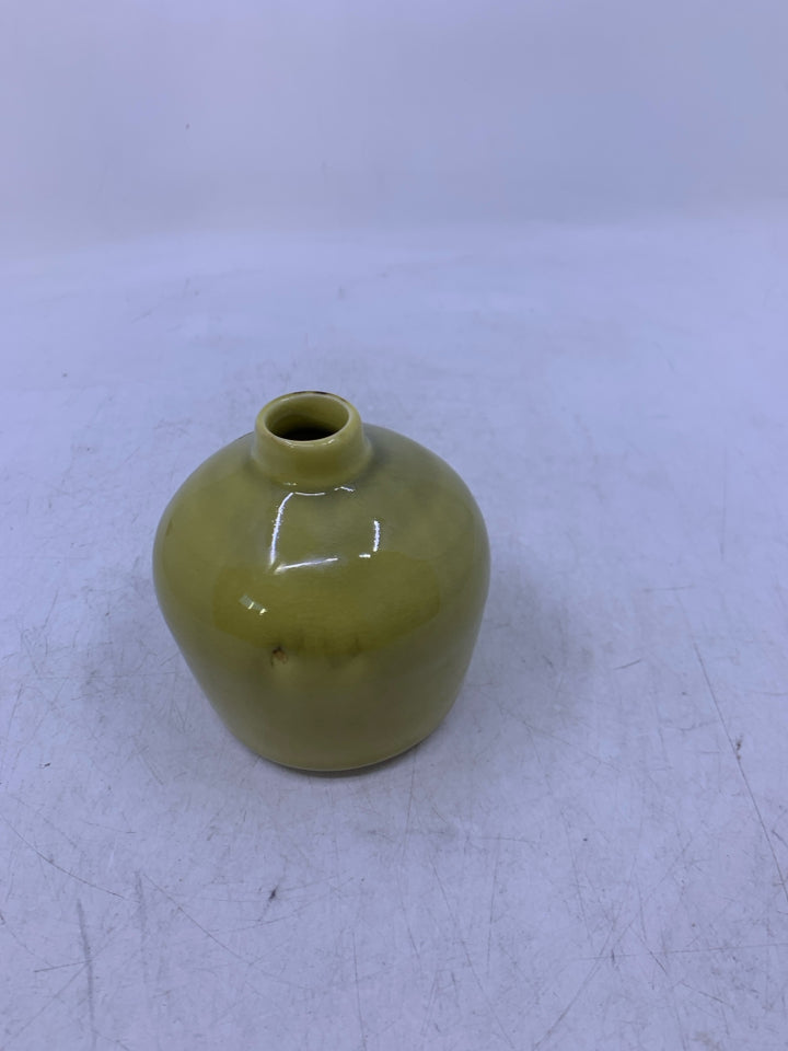 LIME GREEN CRACKLE DESIGN BUD VASE.
