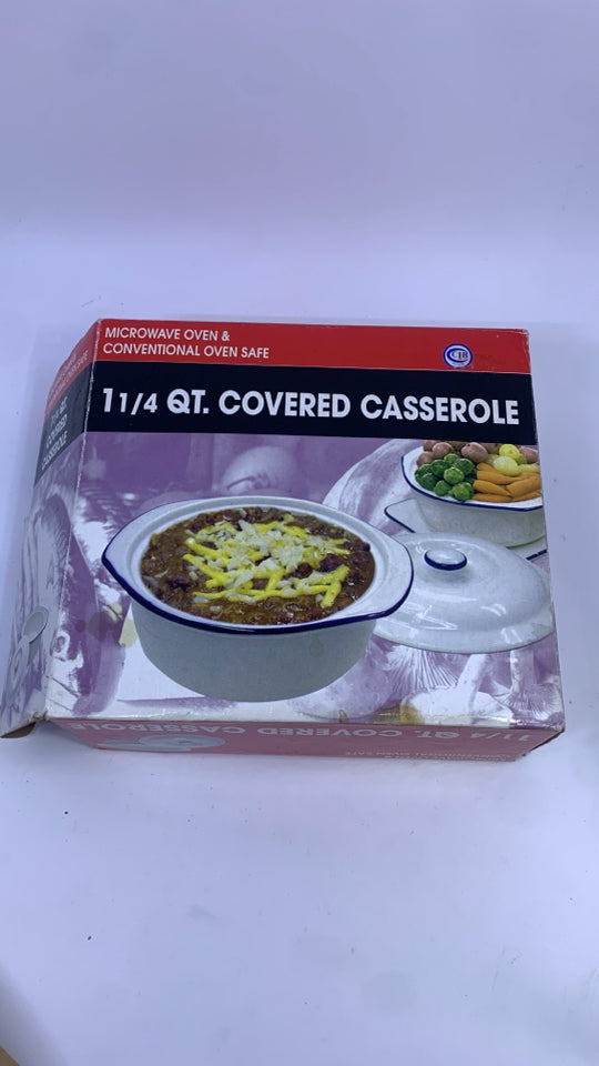 NIB WHITE & BLUE CASSEROLE DISH W/COVER.