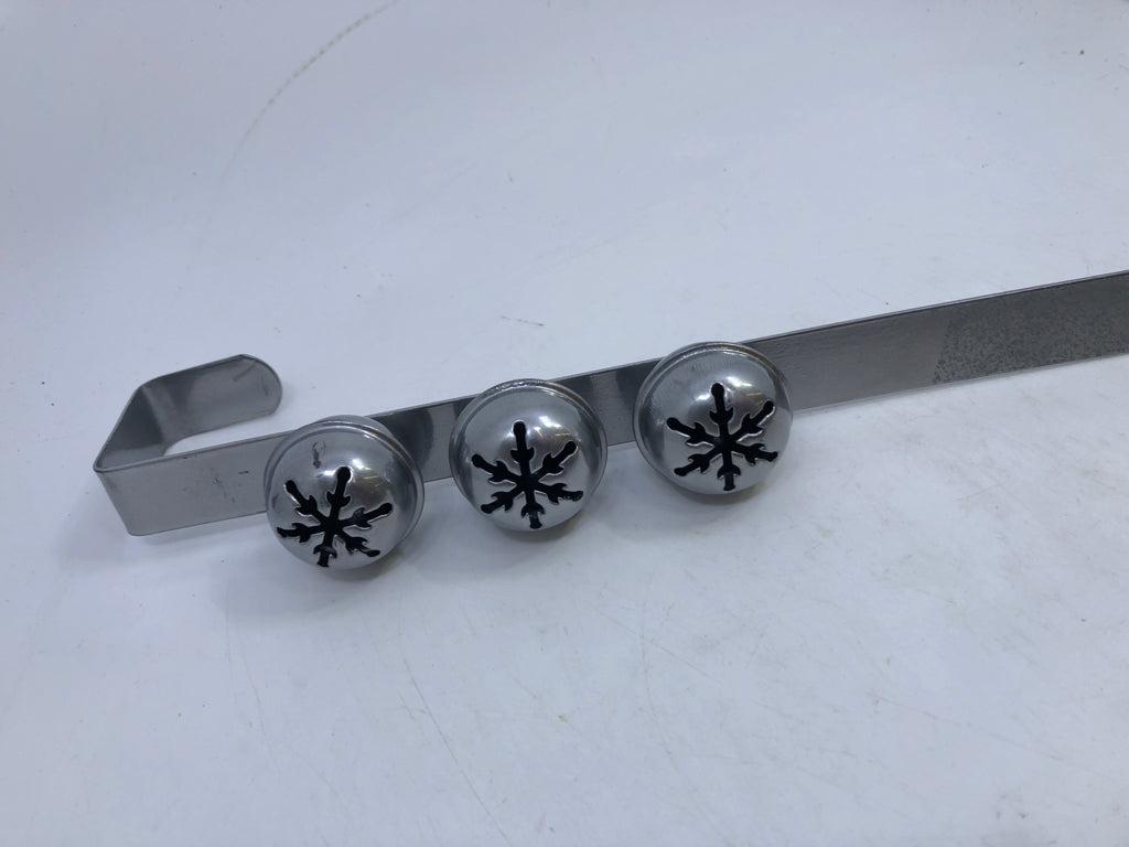 SILVER 3 BELL WREATH DOOR HOLDER.