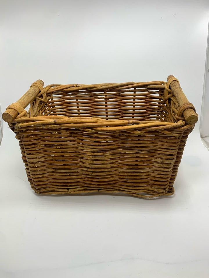 RECTANGLE WOVEN BASKET W/WOOD DOWEL HANDLES.