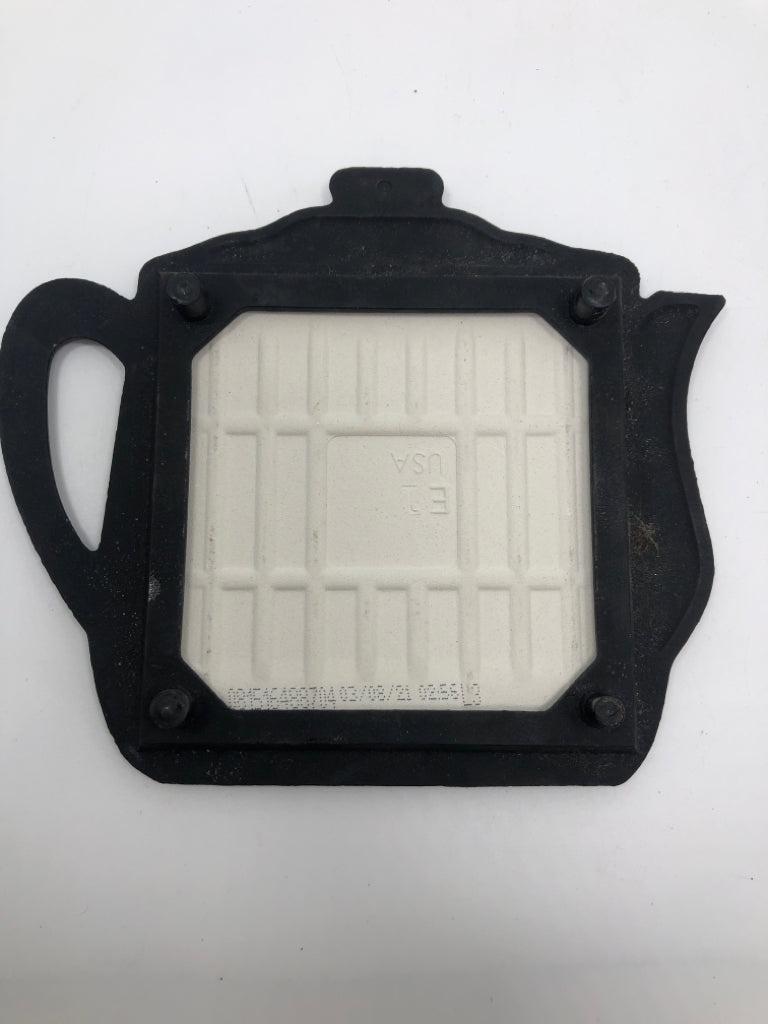 BLACK METAL TRIVET TEAPOT/RED & WHITE FLOWER.