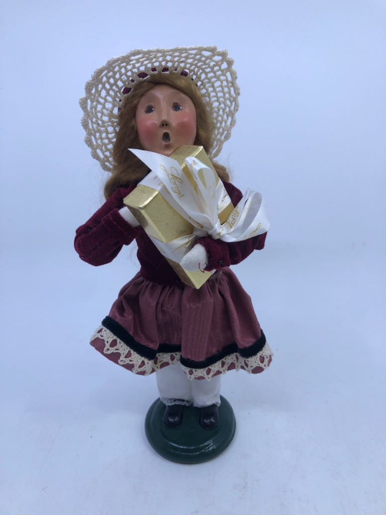 BYERS' CHOICE GIRL HOLDING GOLD PRESENT BOX W/ LACE HAT- 2003.