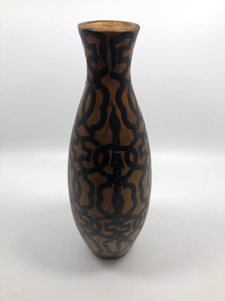 BLACK ACCENT CERAMIC VASE.