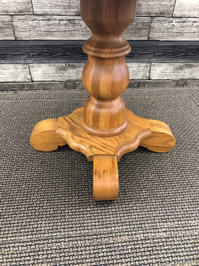 SMALL ROUND OAK WOOD SIDE TABLE.