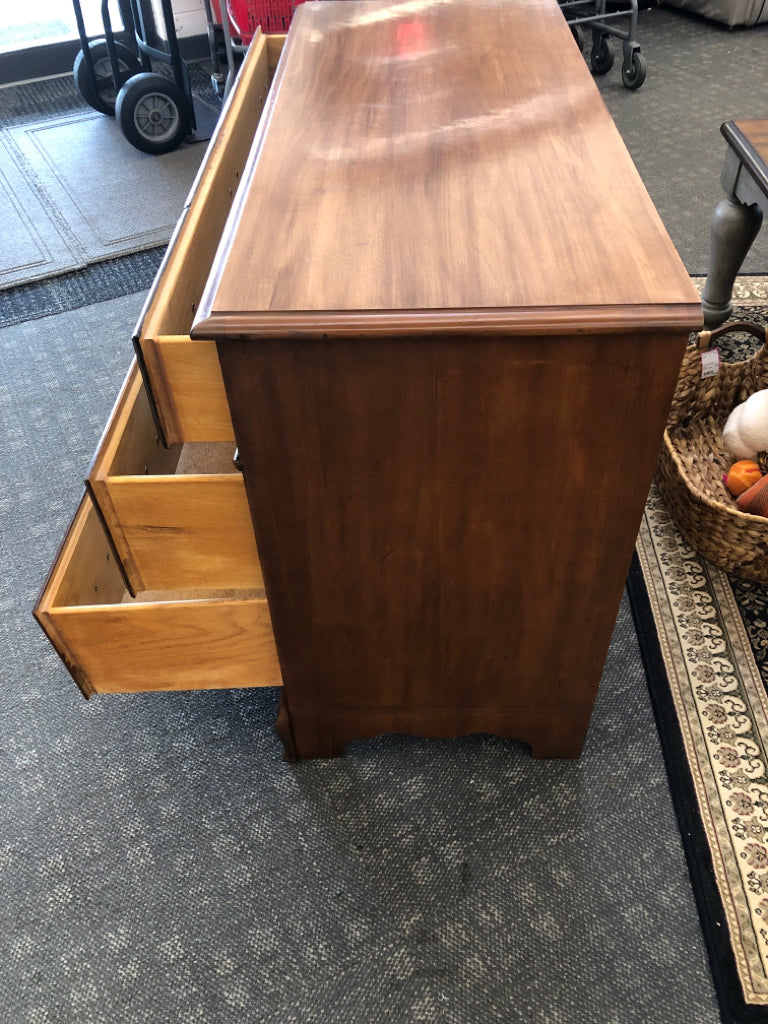 SHORT WOOD 3 DRAWER DRESSER WITH GOLD ACCENTS.