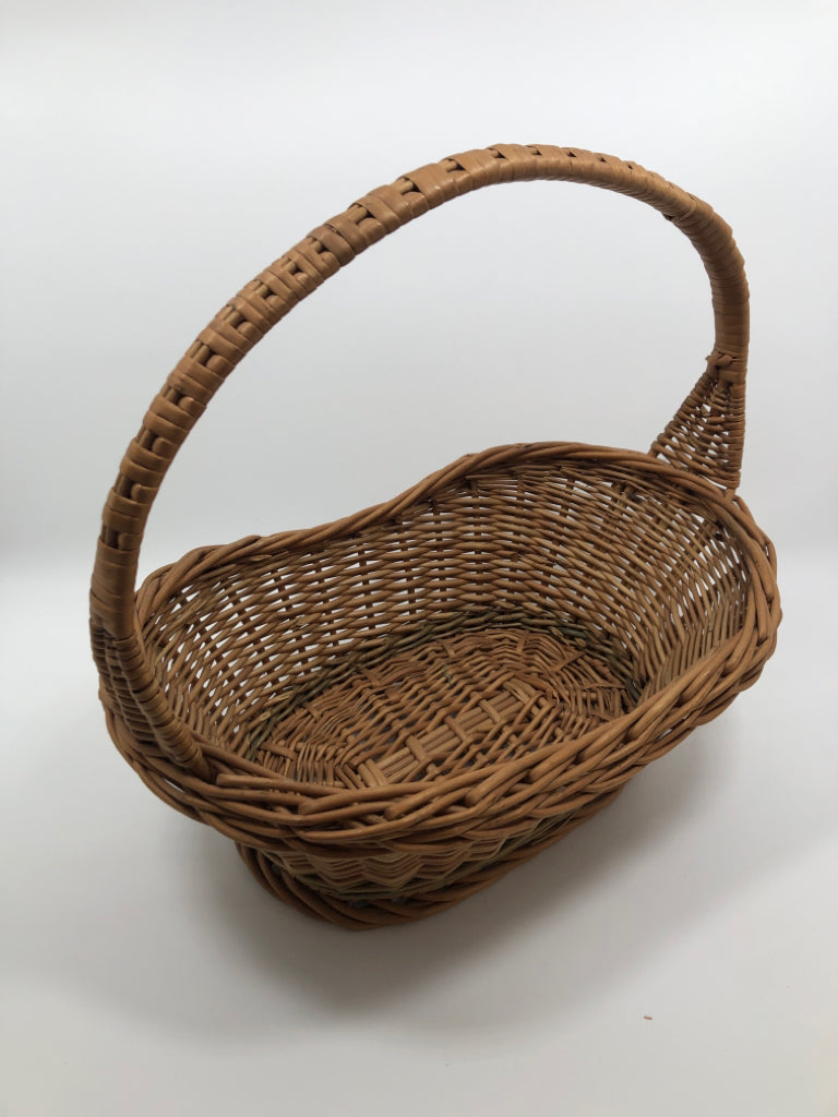 BROWN OVAL WICKER BASKET W/WOVEN HANDLE.