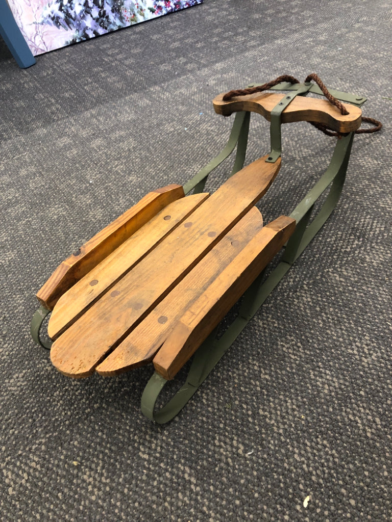 VTG-STYLE DECOR SLEIGH.