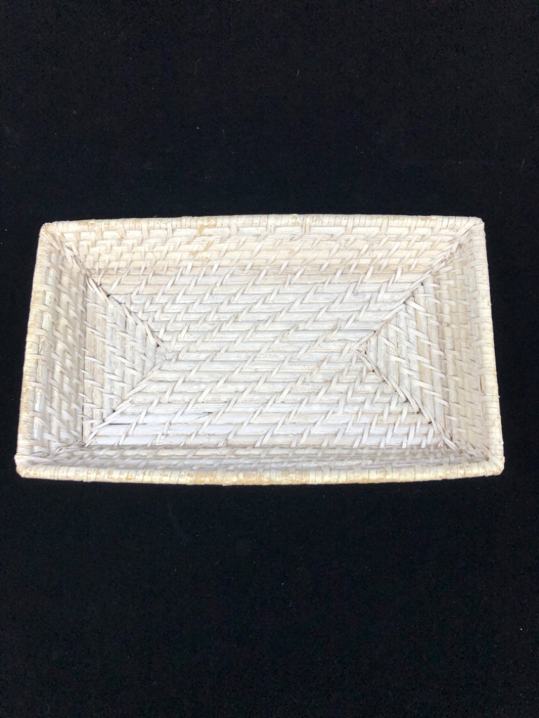 SHALLOW WHITE WICKER TRAY.