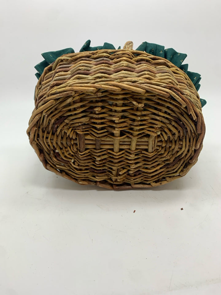 OVAL BASKET W/GREEN FABRIC LINER.
