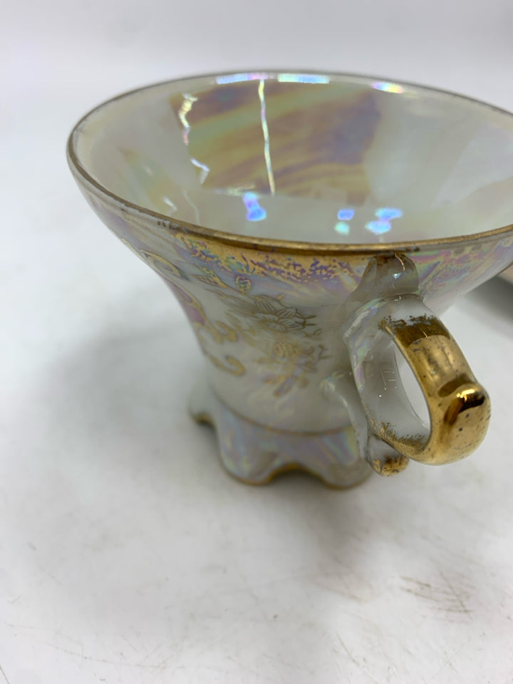 VTG WHITE FLORAL CUP/SAUCER.
