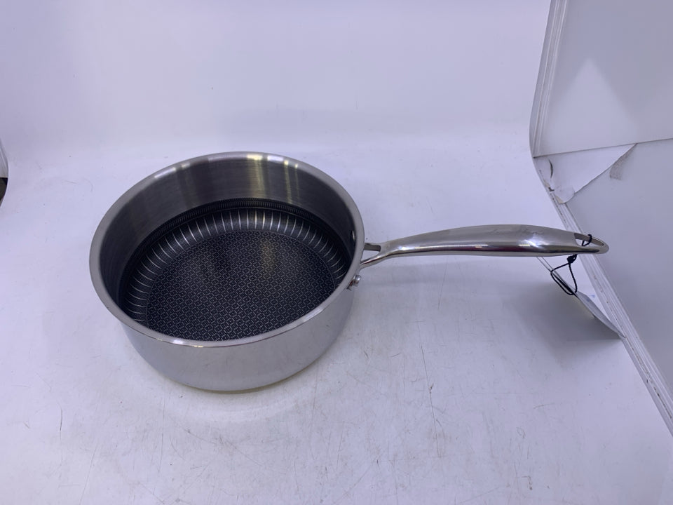 NEW STAINLESS STEEL POT W/ NON STICK BOTTOM.