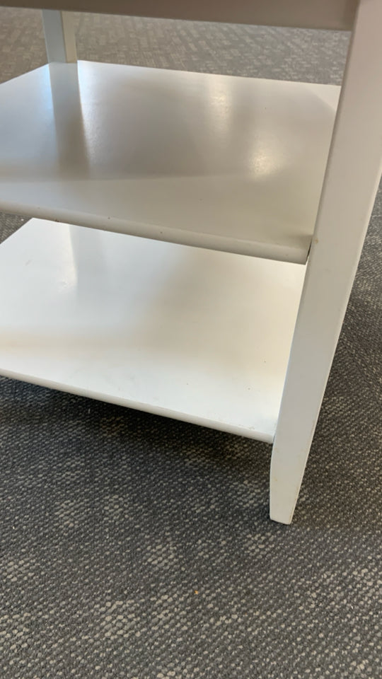 3-TIER WHITE CIRCLE TABLE.