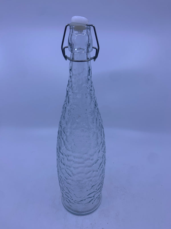 TEXTURED BOTTLE WITH RUBBER STOPPER.