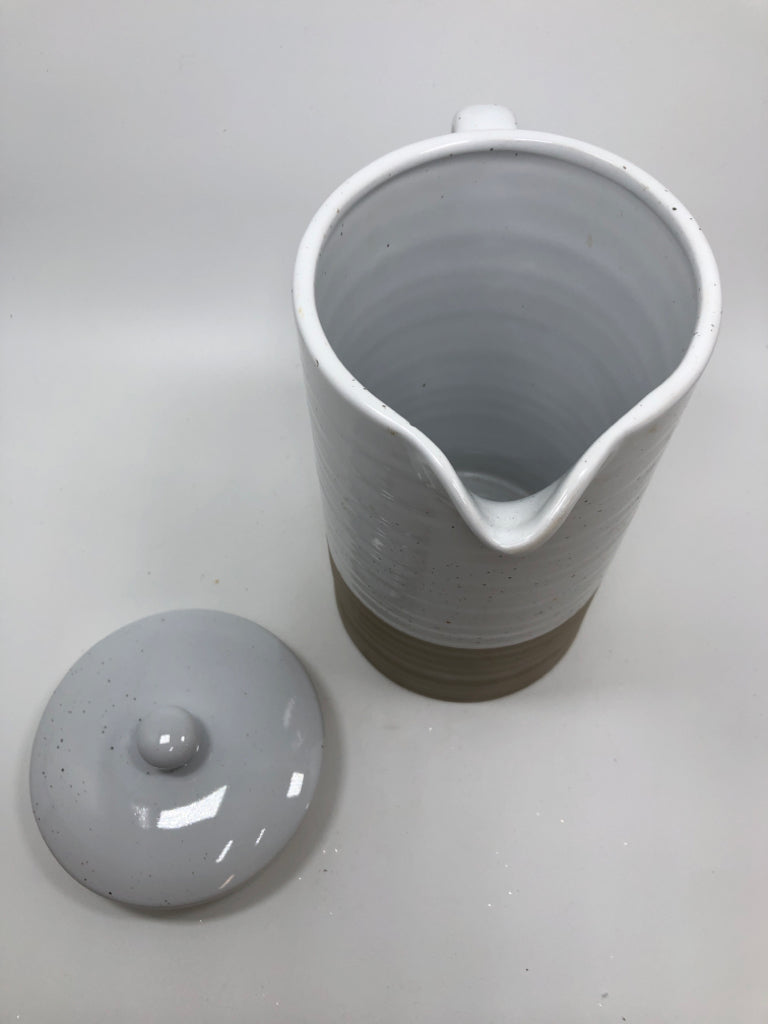 CREAM/TAN SPECKLED PITCHER W/LID.