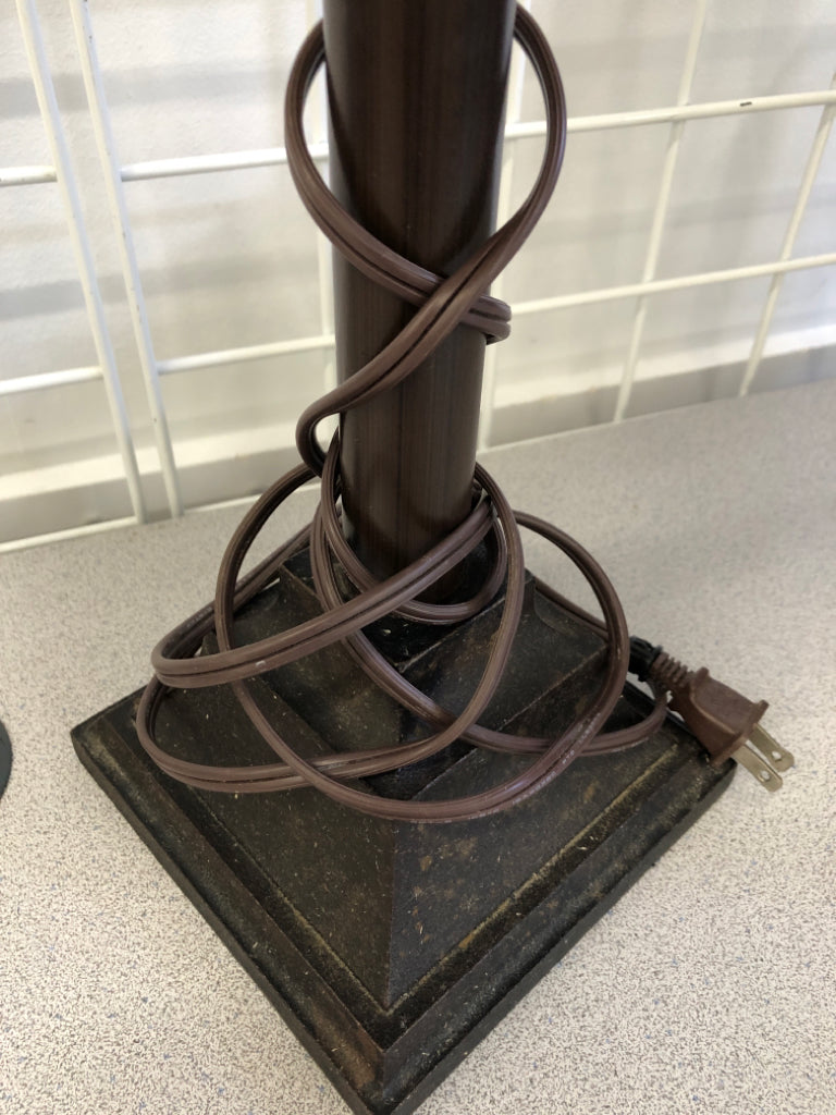 DISTRESSED STYLE SQUARE BASE LAMP.
