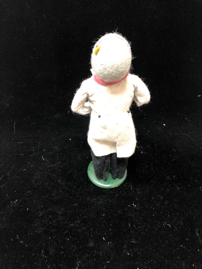 1990 "THE CAROLER" BYERS CHOICE.