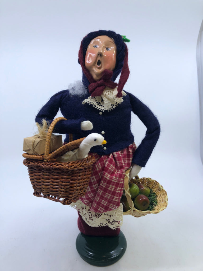 BYERS' CHOICE GRANDMA HOLDING GOOSE AND APPLES-1995.