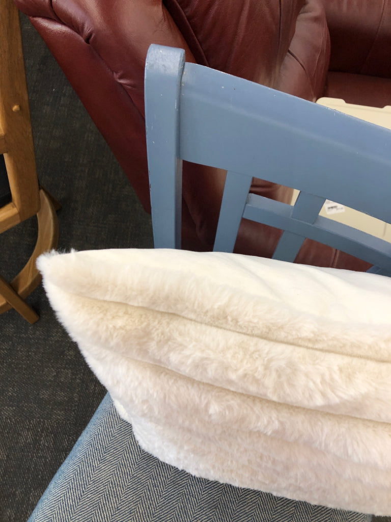 WHITE RIBBED FUZZY PILLOW.
