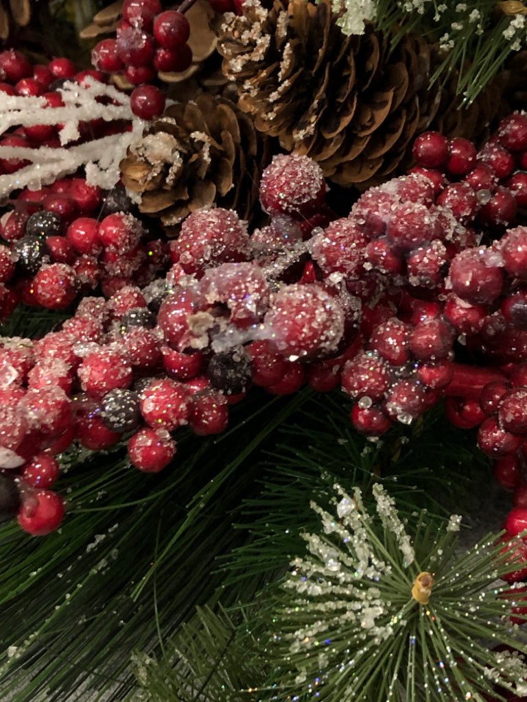 3-SECTION PINE & BERRY CANDLE HOLDER.