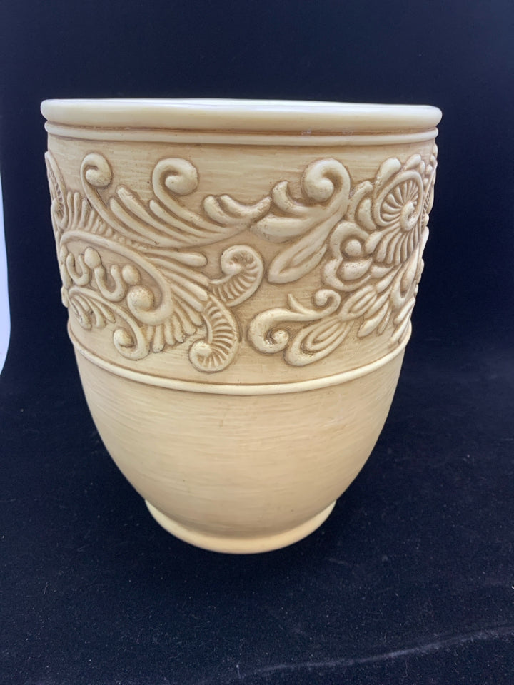 CREAM CERAMIC PLANTER W/EMBOSSED DETAILING.