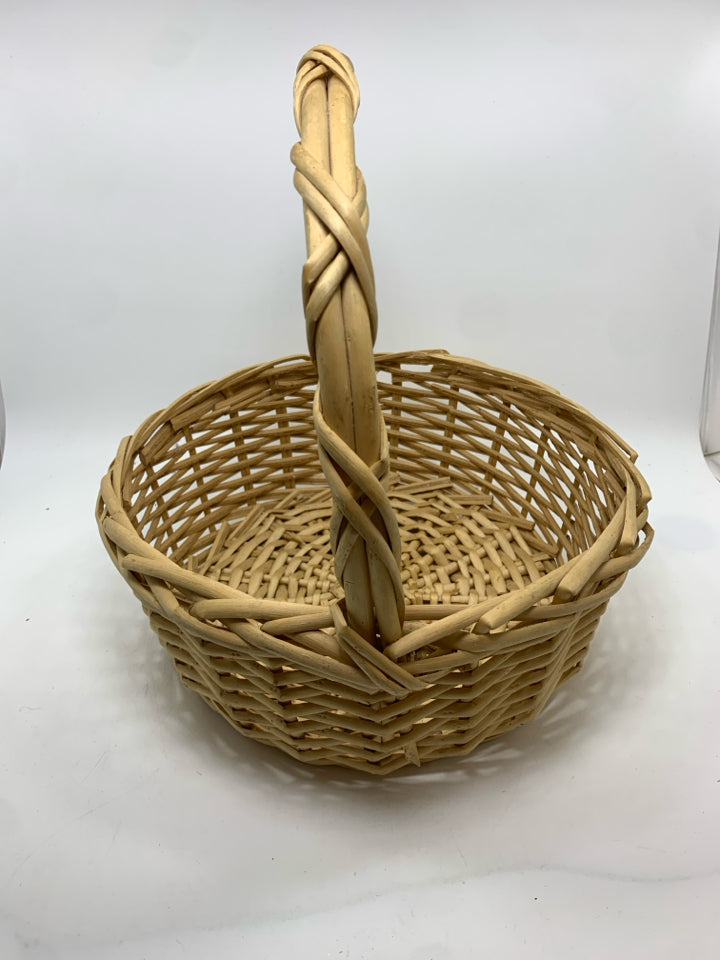 BLONDE WICKER BASKET W/HANDLE.