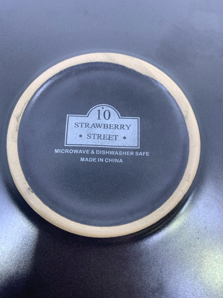 4 BLACK DINNER PLATES.