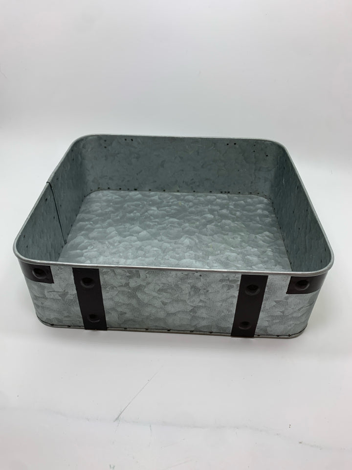 GALVANIZED METAL TRAY W/BROWN HANDLES.