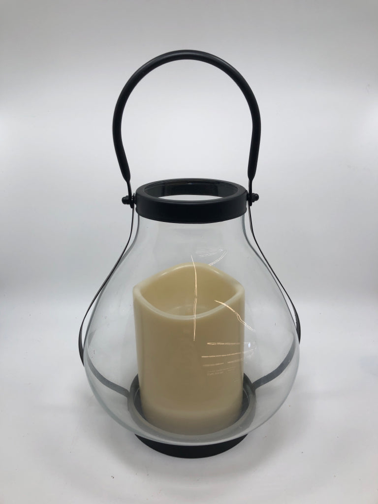 GLASS AND BLACK METAL HURRICANE LANTERN W/LED CANDLE.