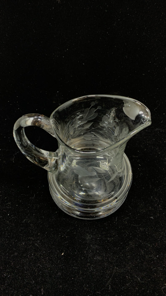 CLEAR GLASS PITCHER W/ FLOWERS.