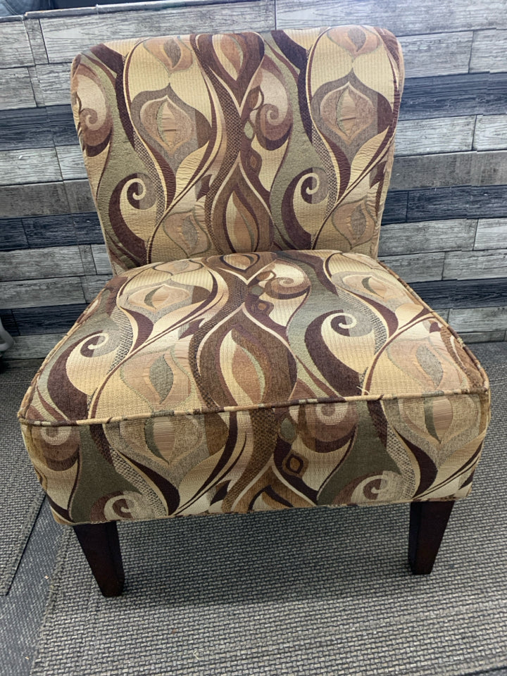TAN ACCENT CHAIR W/ BROWN DETAILS.