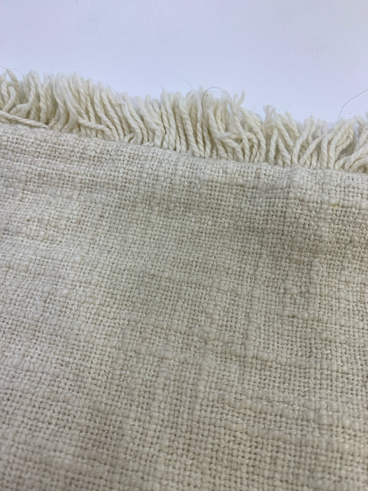 CREAM PILLOW SHAM W/WOVEN BLACK THREAD.