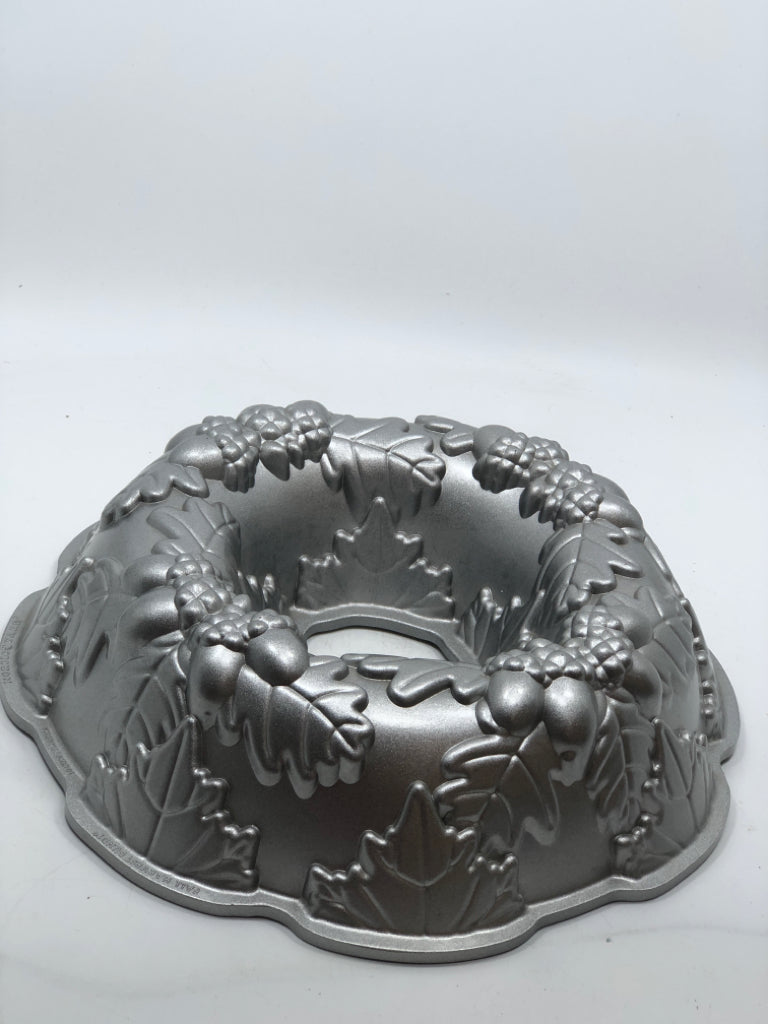FALL HARVEST BUNDT PAN CAST ALUMINUM.