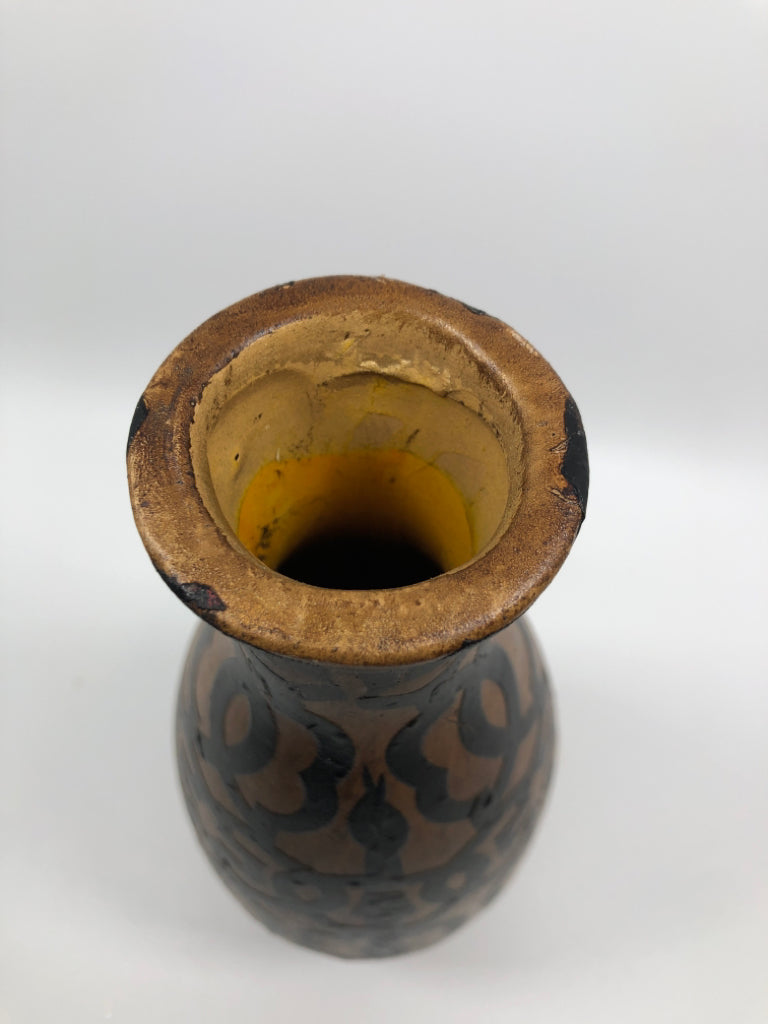 BLACK ACCENT CERAMIC VASE.