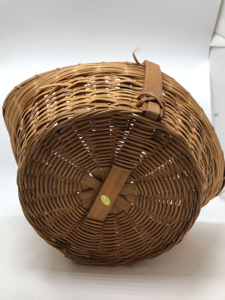 OVAL SHAPED TWO TONE BASKET W/HANDLE.