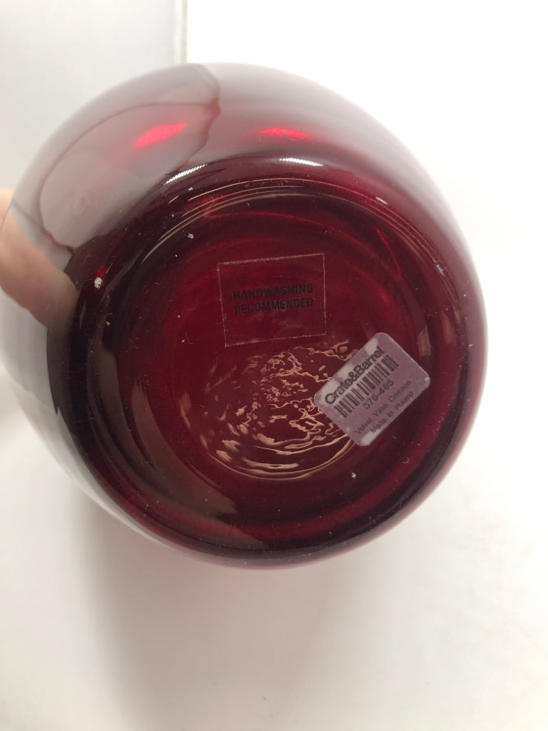 RED GLASS VASE.