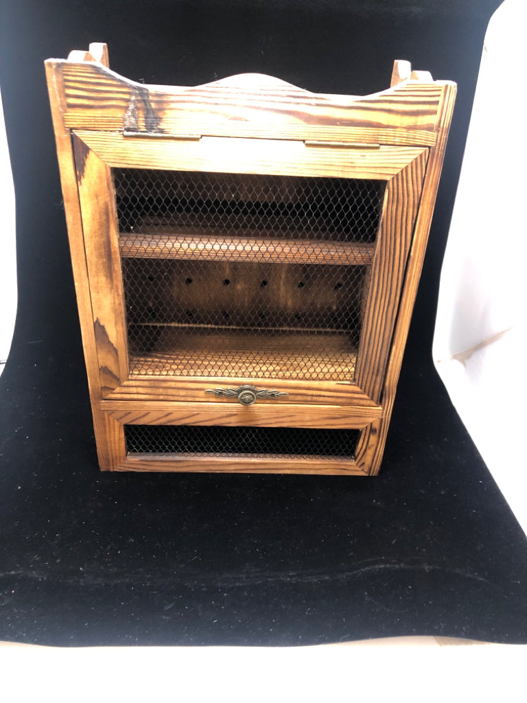 RUSTIC CHICKEN WIRE STORAGE BOX.