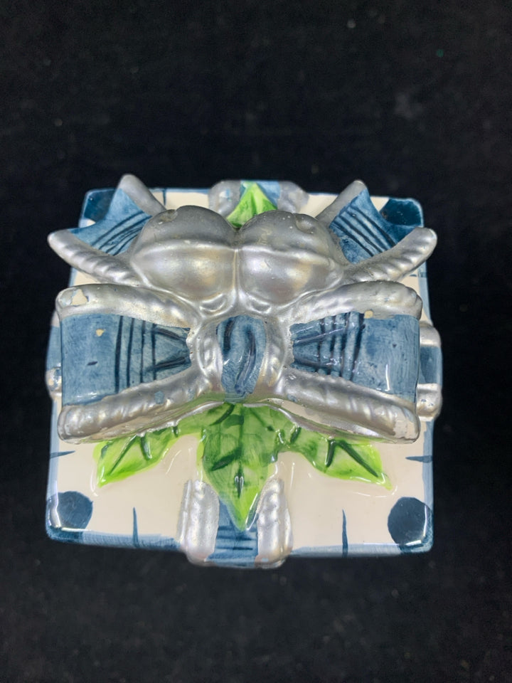 CERAMIC BLUE WHITE GIFT BOX.
