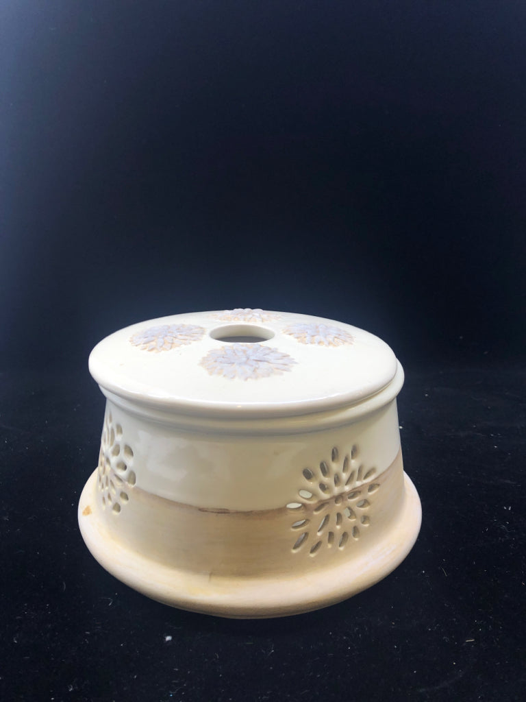 YANKEE CANDLE CREAM W/CUTOUTS TEALIGHT HOLDER W/LID.