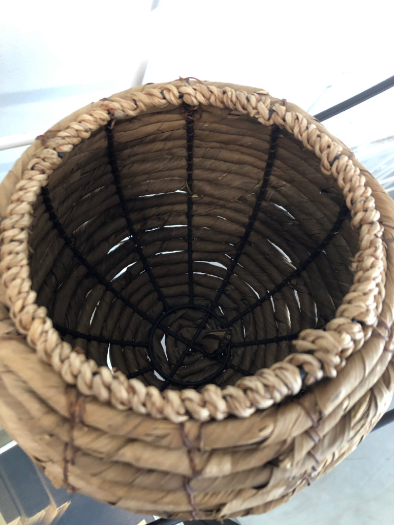 HANGING CIRCLE PLANTER.